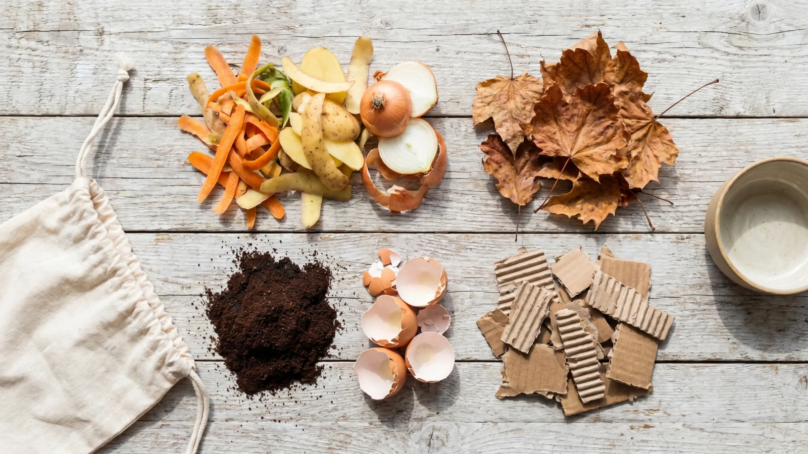 Épluchures, marc de café et feuilles mortes à composter