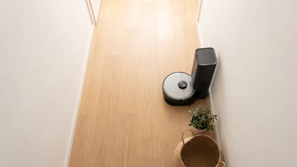 Aspirateur robot sur sa station tout-en-un avec autovidage